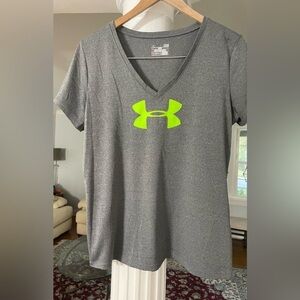 Under Armor Girls  Large Gray color. Loss fit made of Heat Gear fabric T-Shirt